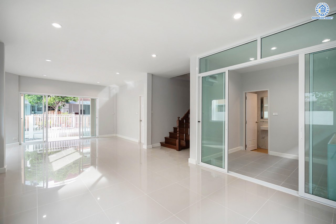 บ้านมือสองตกแต่งใหม่ โครงการ ซื่อตรง รัตนาธิเบศร์ หน้าโครงการติดรถไฟฟ้า "สถานีไทรม้า" เนื้อที่ 40 ตร.ว. ฟังก์ชัน 3 ห้องนอน 3 ห้องน้ำ 1 ที่จอดรถ เชื่อมต่อได้หลายเส้นทาง ใกล้เซ็นทรัลรัตนาธิเบศร์ และทางด่วน "งามวงศ์วาน"